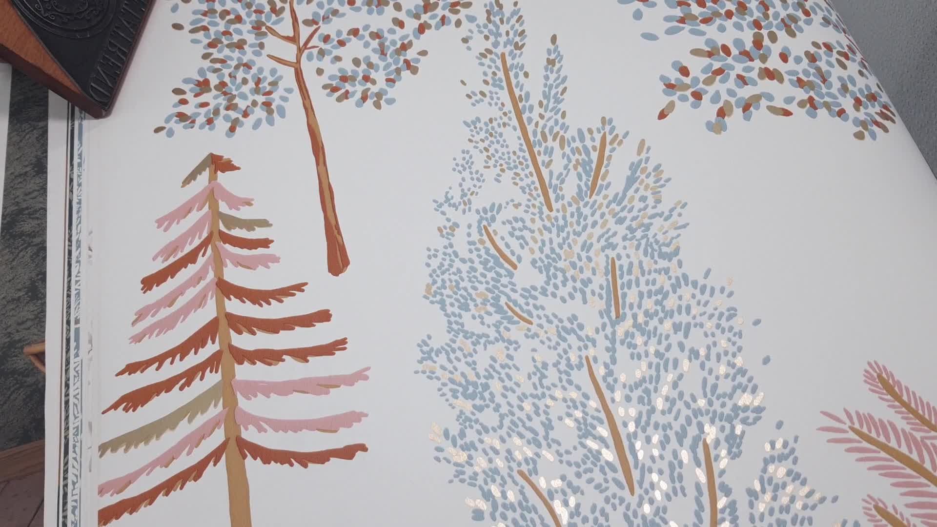 Fehér alapon skandi stílusú fa mintás design tapéta