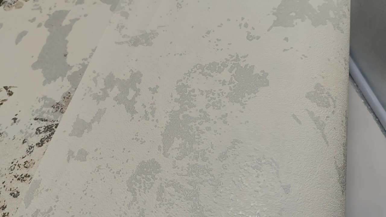 Fehér ezüst betonfal hatású vlies tapéta