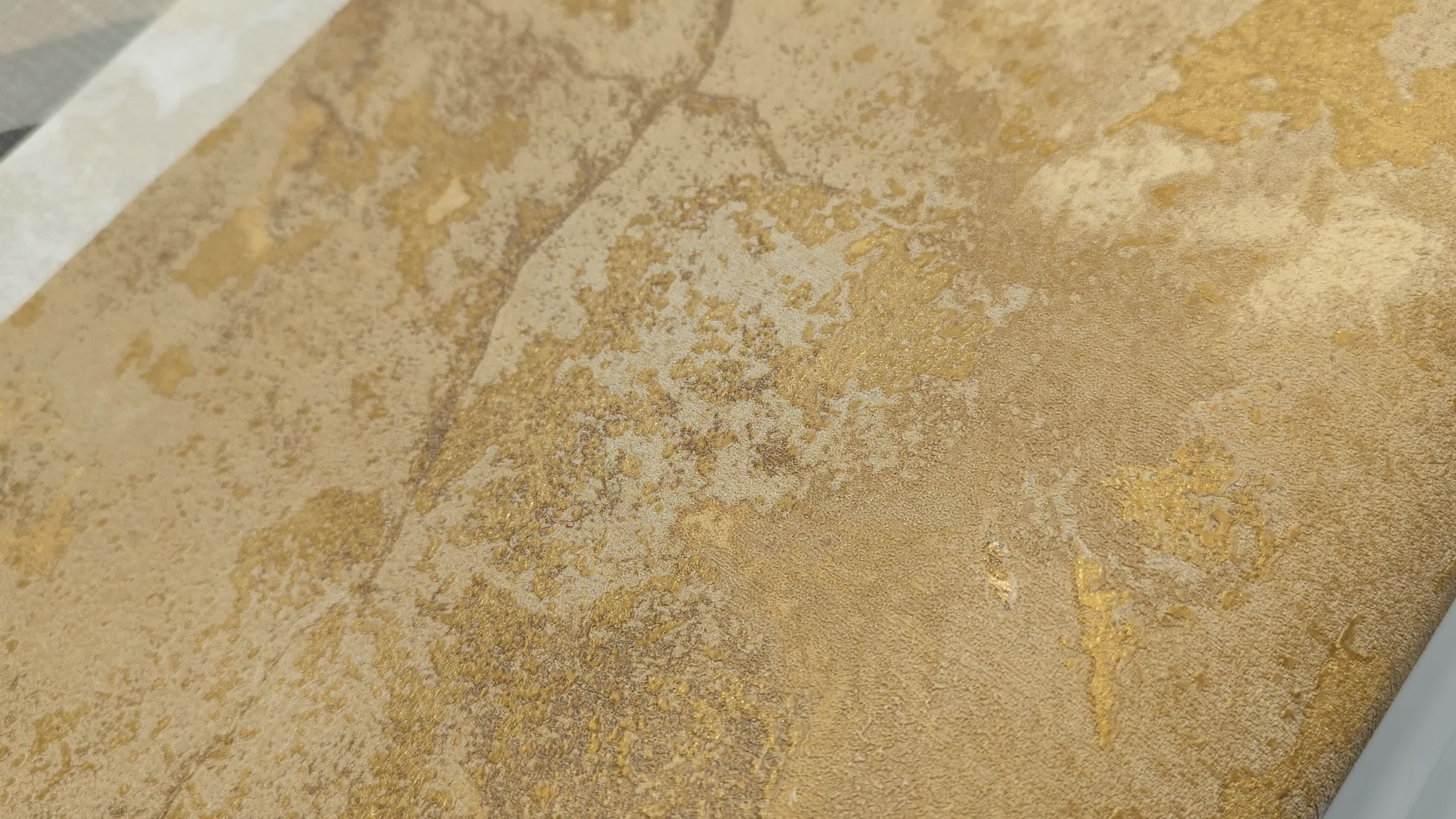 Vakolat hatású luxus vinyl tapéta barna arany színvilágban