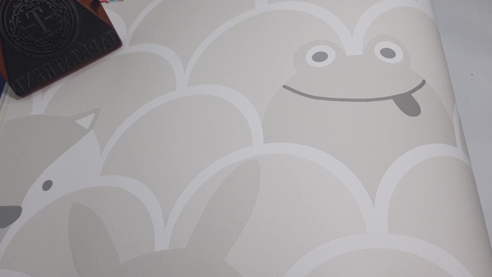 Krém gyerekszobai tapéta kedves állat mintákkal