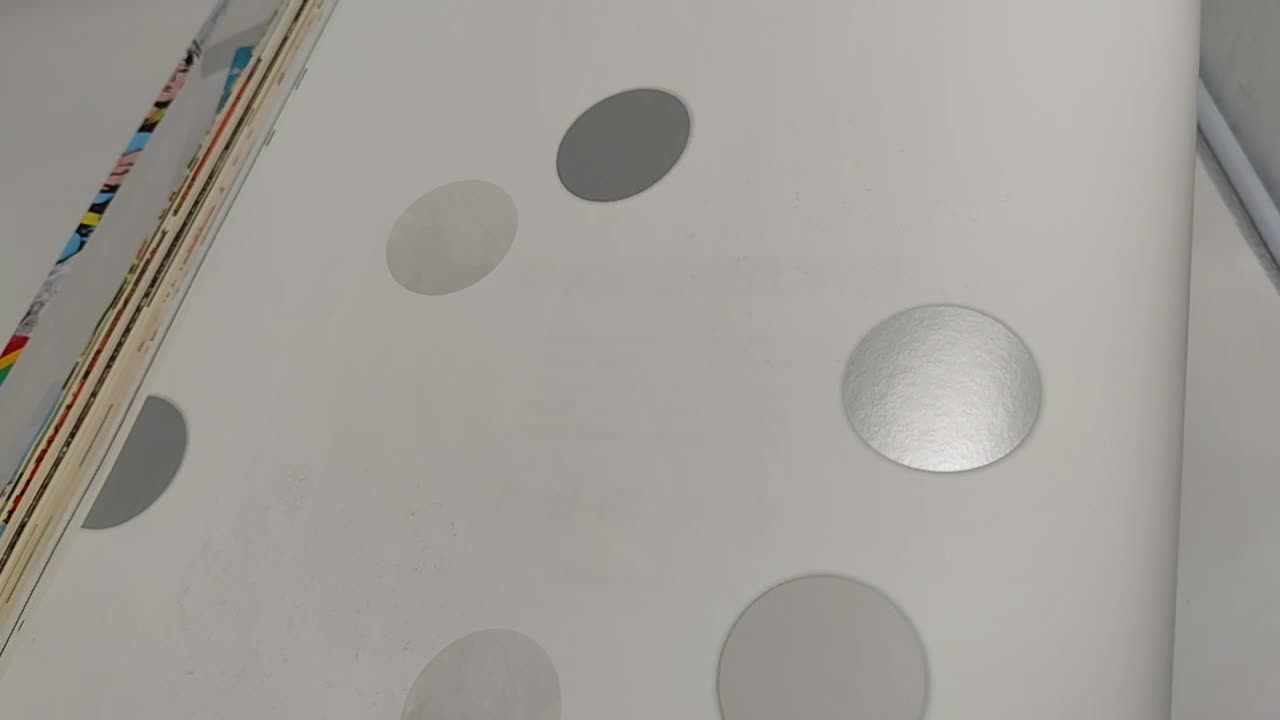 Szürke, ezüst, metál hatású pöttyös mintás vlies tapéta