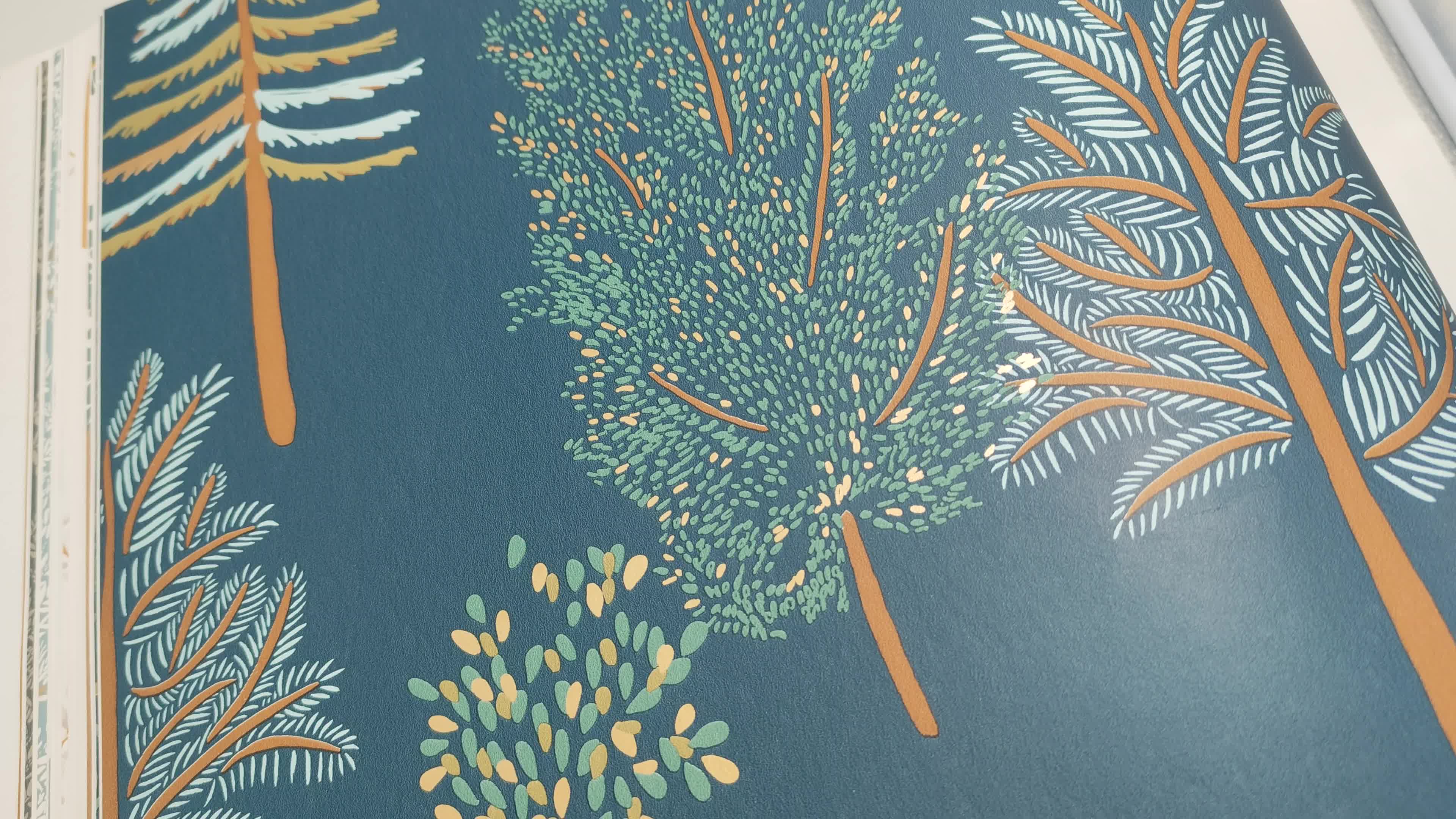 Sötétkék erdei fa mintás skandi stílusú dekor tapéta