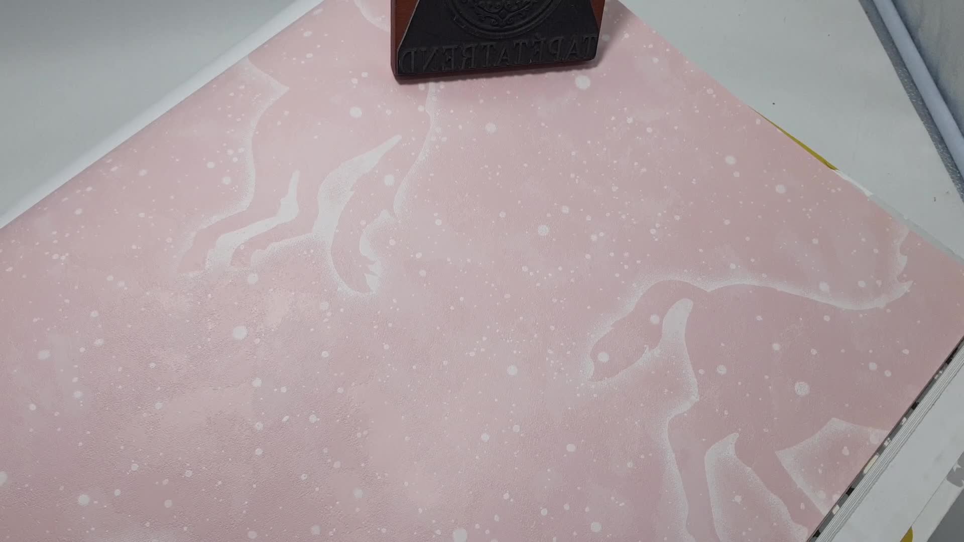 Rózsaszín sötétben foszforeszkáló unikornis mintás gyerektapéta