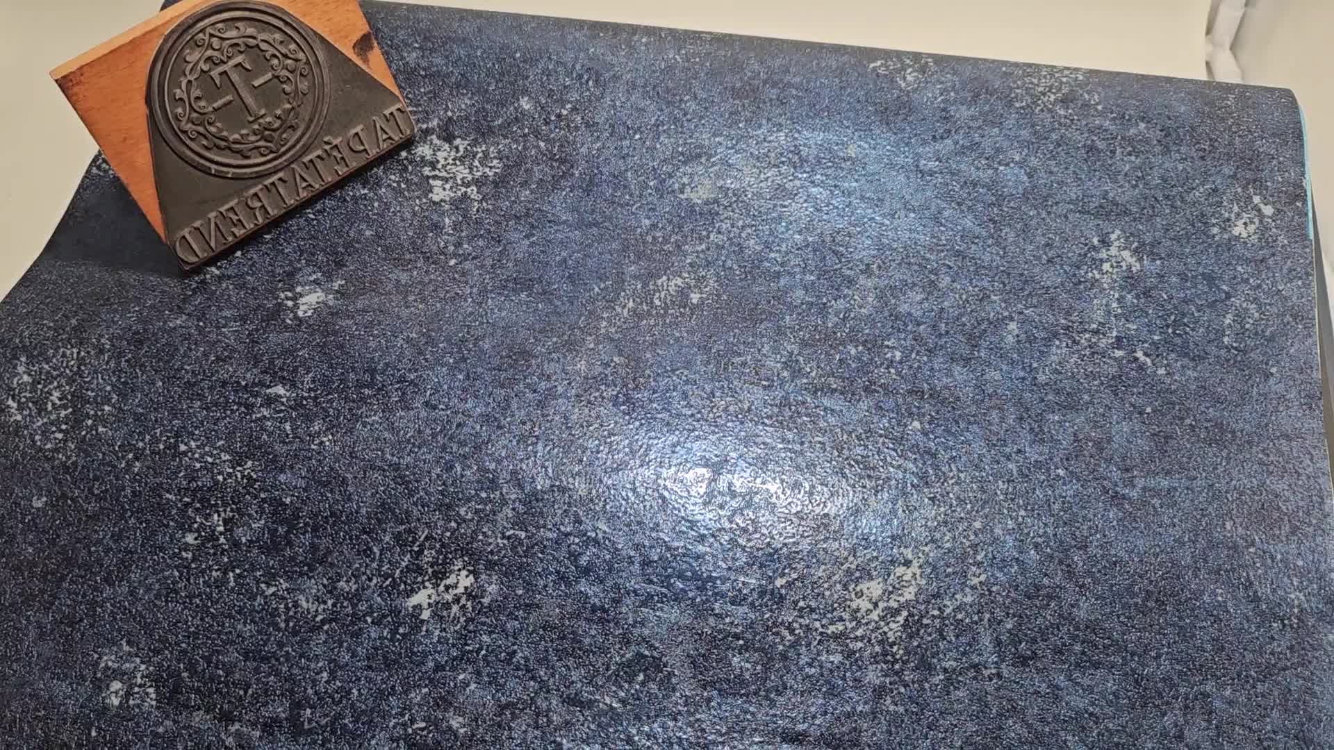 Sötétkék fényes fémes hatású vlies tapéta