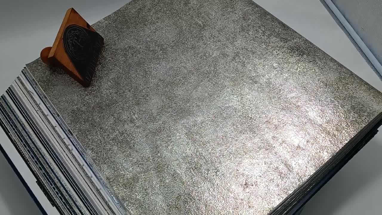 Fakó arany fényes fémes hatású vlies tapéta